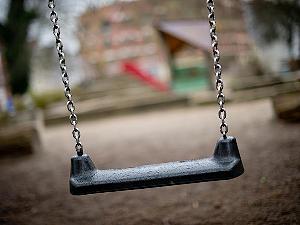 Vegan Power schaukel Nazis auf dem Spielplatz